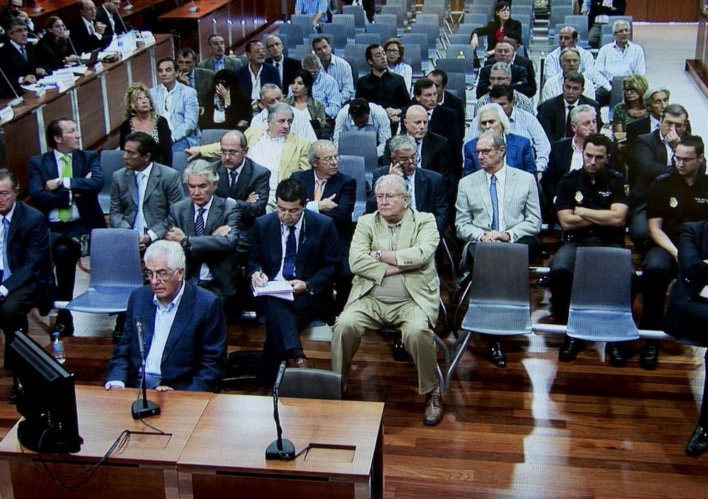 Foto: Fotografía tomada del monitor de televisión de la sala de prensa de la Audiencia Provincial de Málaga, de la declaración del empresario Ismael Pérez Peña. (Efe)