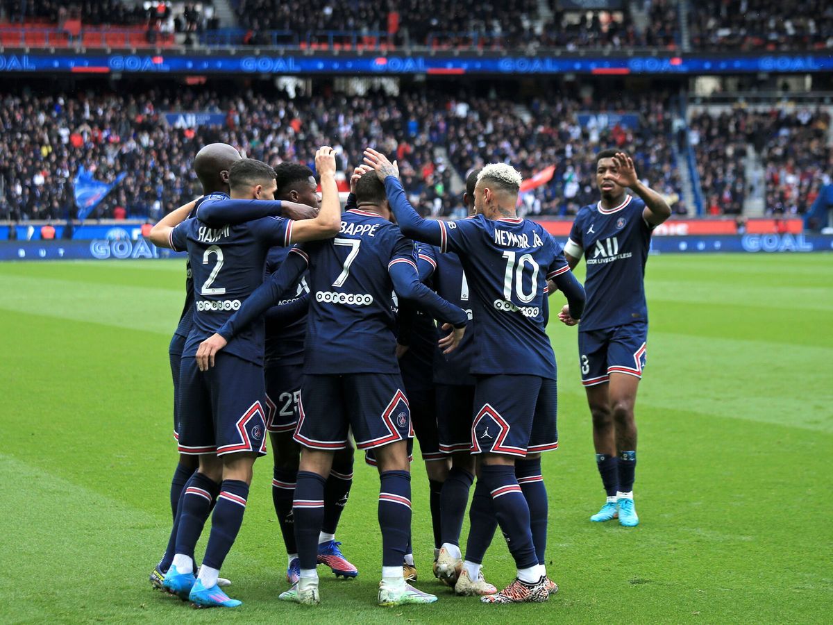 Foto: Los jugadores del PSG celebran un gol. (EFE/Christophe Petit Tesson)