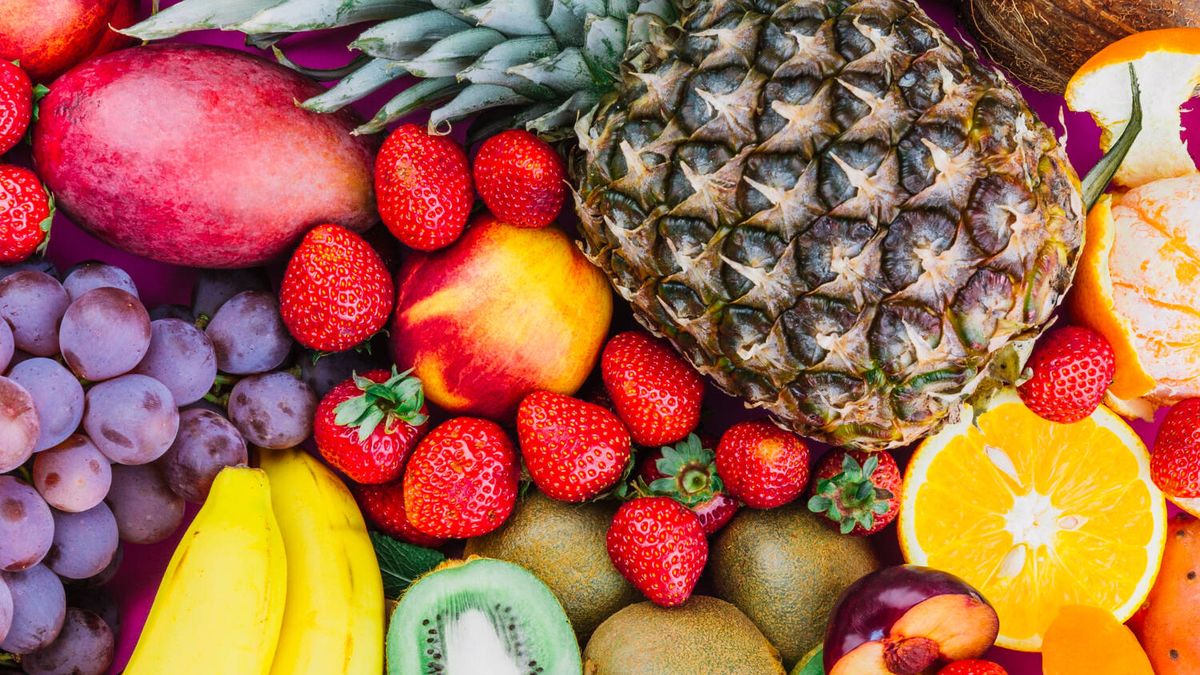 Más allá del kiwi y la naranja: la fruta poco conocida en España llena de vitamina C y que reduce el azúcar en sangre
