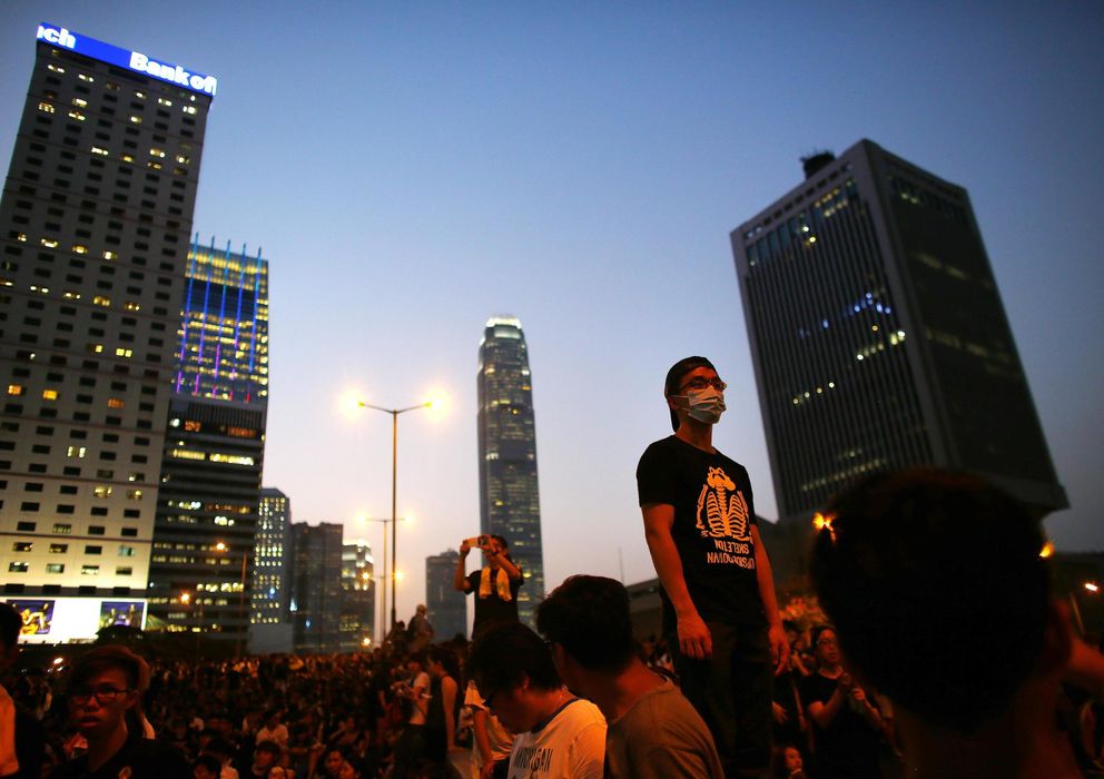 Foto: Manifestantes del movimiento Occupy Central bloquean el distrito financiero de Hong Kong este lunes (Reuters).
