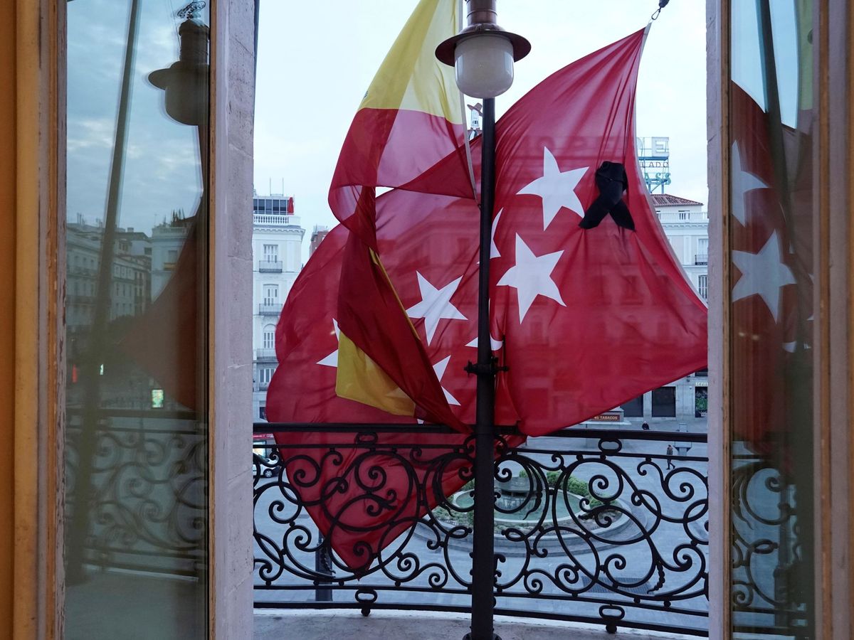 Foto: La bandera de la Comunidad de Madrid, en un balcón de la Real Casa de Correos. (EFE)