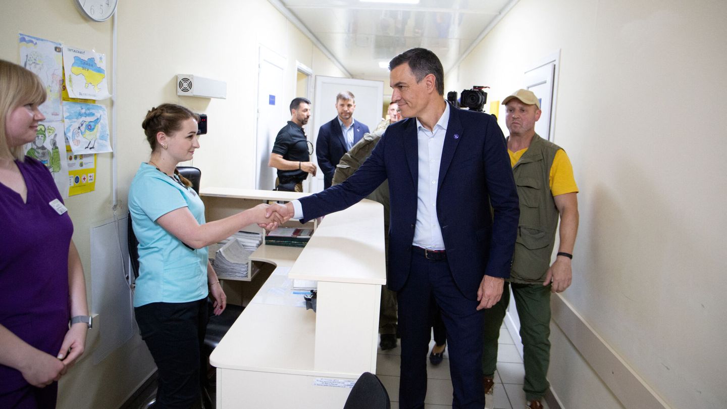 Sánchez visita un hospital militar en Kiev. (Reuters)