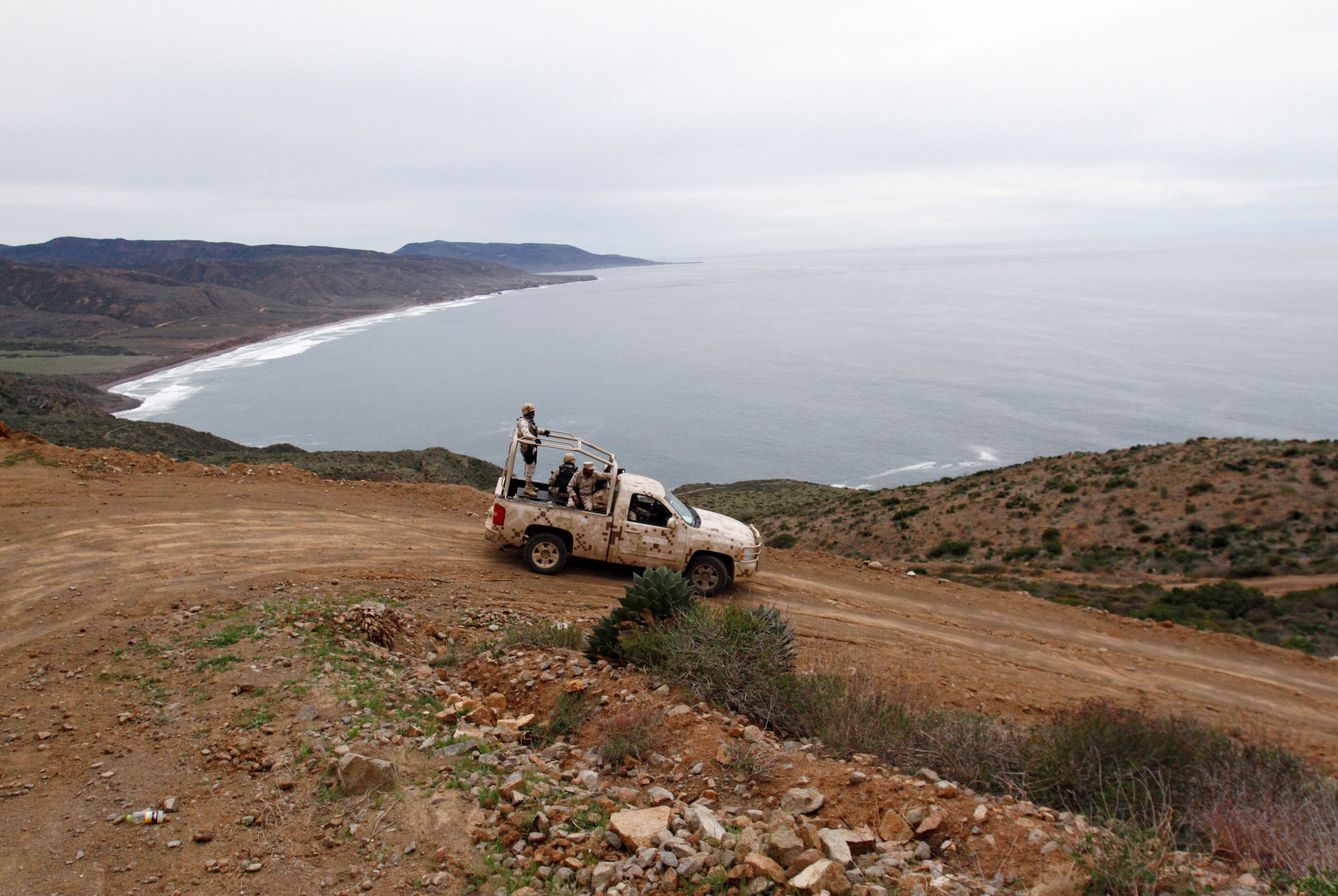 Un grupo de soldados patrulla una bahía en Baja California durante una operación antinarcóticos, en marzo de 2018. (Reuters)