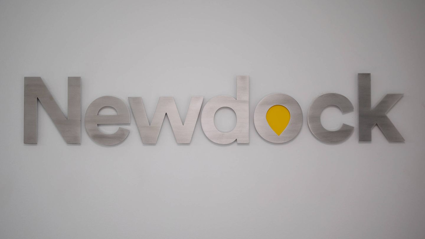 Detalle del logo de Newdock en las oficinas de Madrid. (A. M. V.)