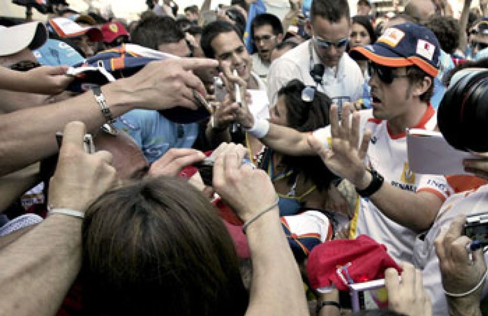 Foto: Alonso, agobiado en Montmeló pidió "calma" a fotógrafos y aficionados