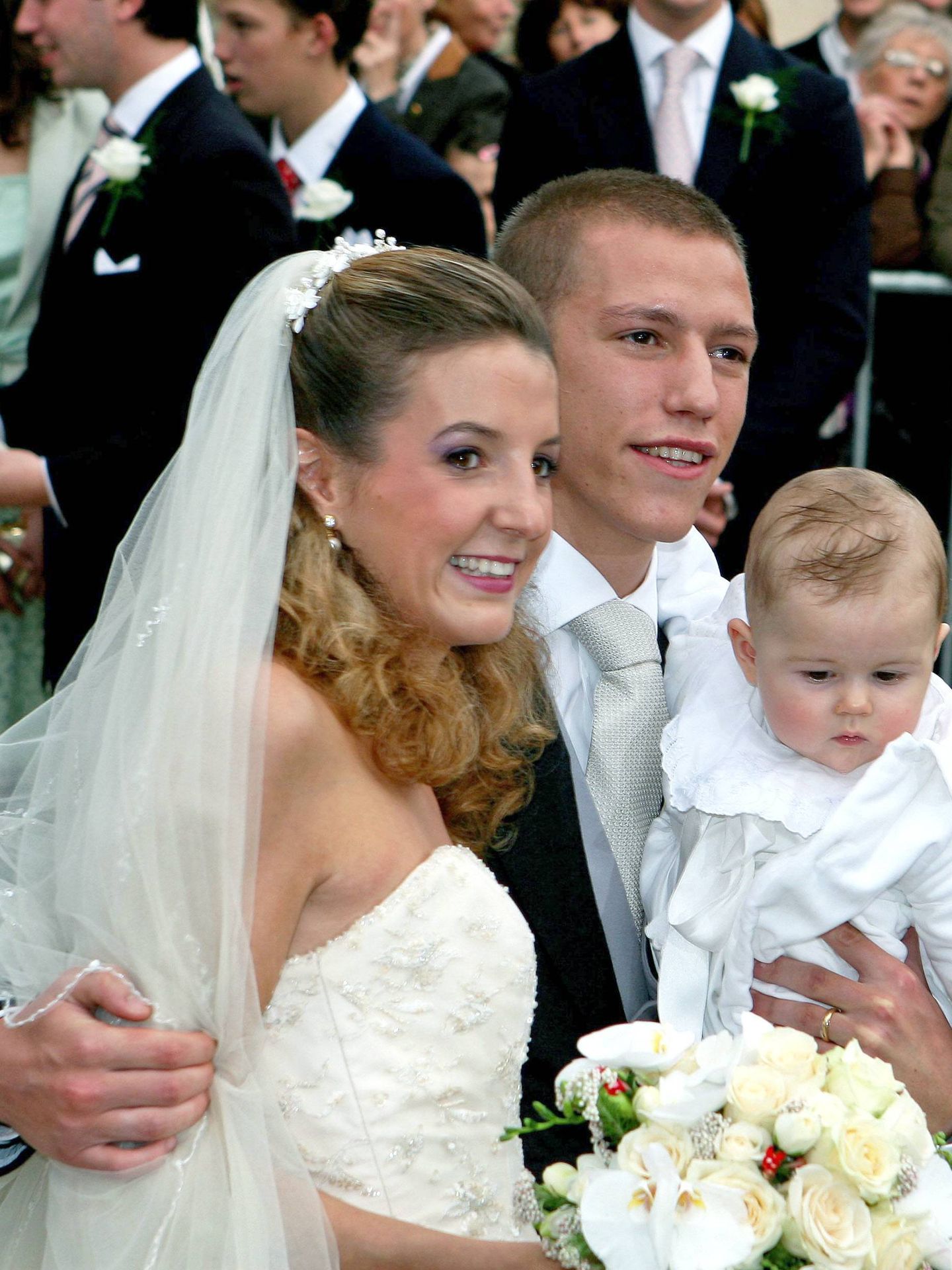 Louis y Tessy de Luxemburgo, el día de su boda junto a su hijo Gabriel. (Cordon Press)