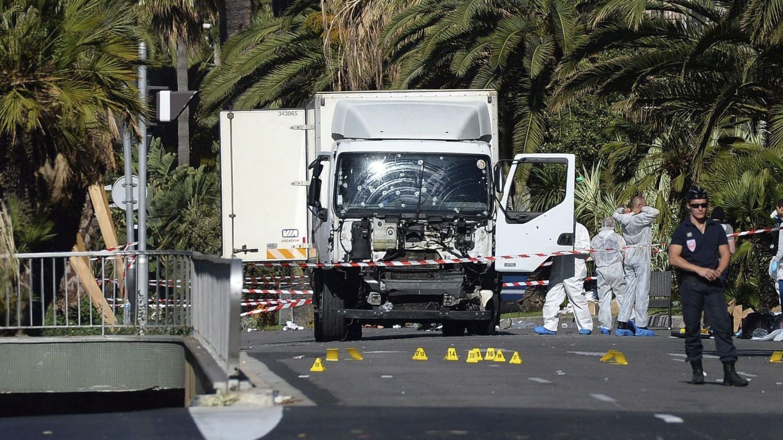 Foto: Varios policías inspeccionan el estado del camión con el que fue cometido el atentado en Niza. (Efe)
