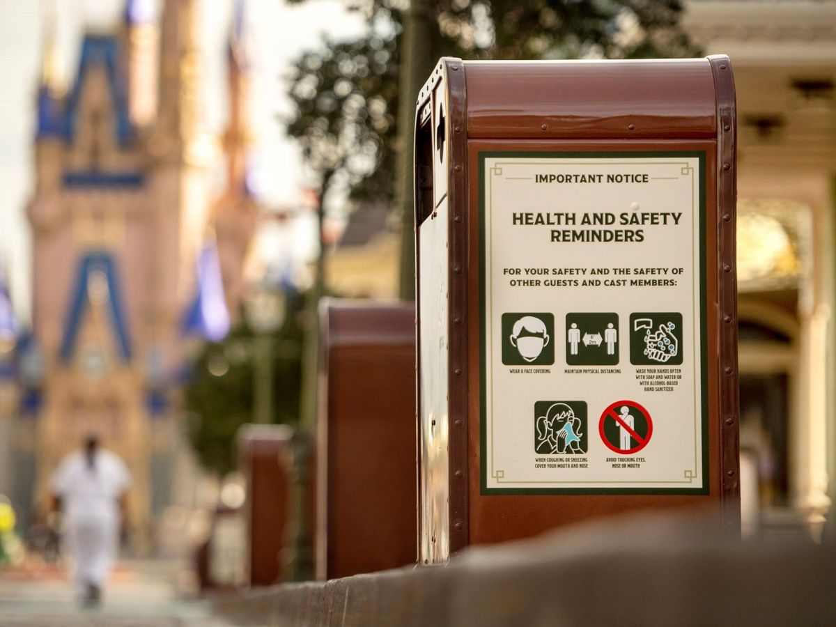 Foto: Imagen donde aparece una aviso con las normas de seguridad e higiene en el Walt Disney World Resort en Lake Buena Vista, Florida. (EFE)