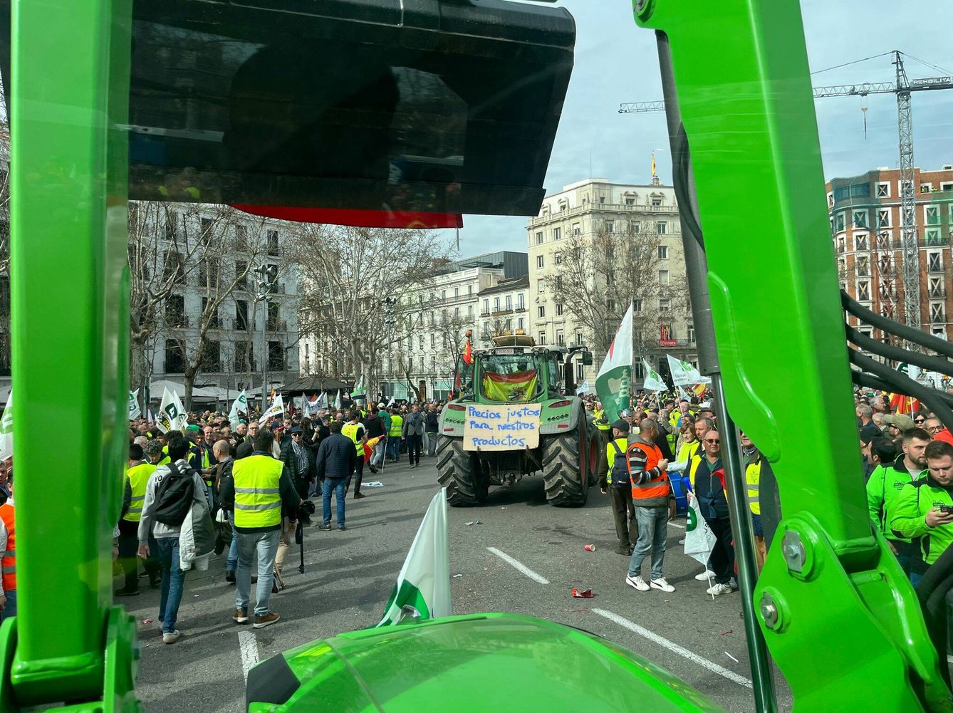 Los tractores, llegando al centro de Madrid. (A. F.)