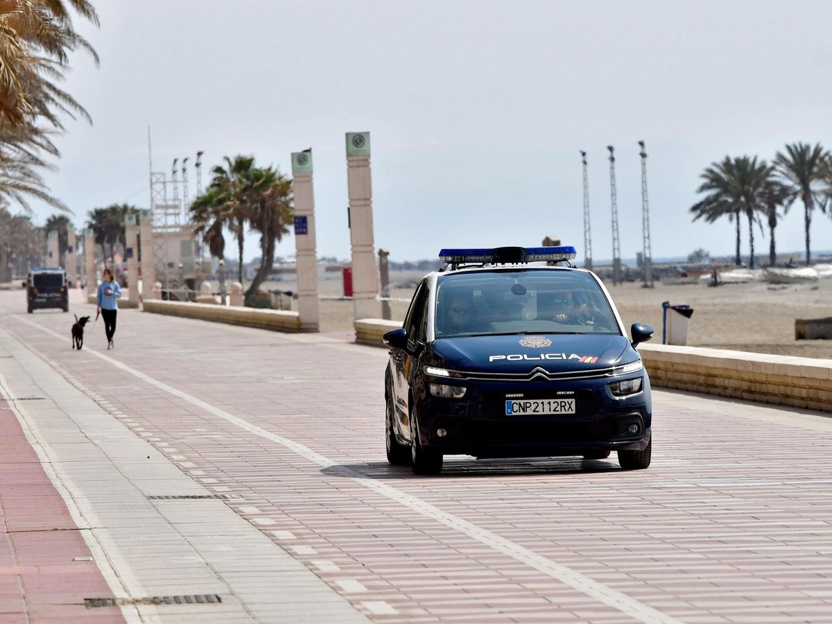 Foto: Coche de la Policía Nacional patrullando por Almería. (EFE)
