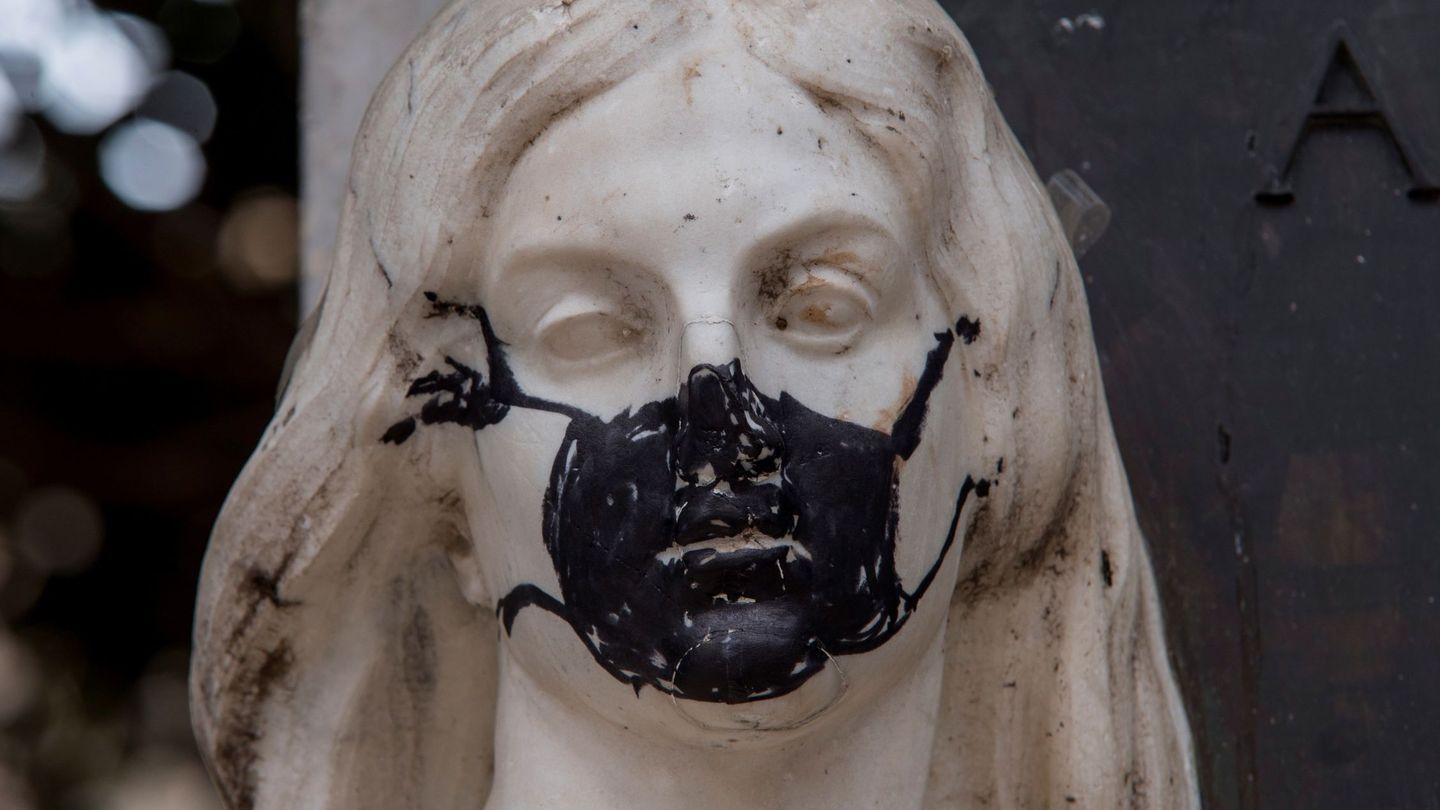 'La Verdad', situada en la plaza del Mercat de Palma, creada por Mariano Benlliure como parte del monumento a Antonio Maura, apareció pintada con una mascarilla. (EFE)
