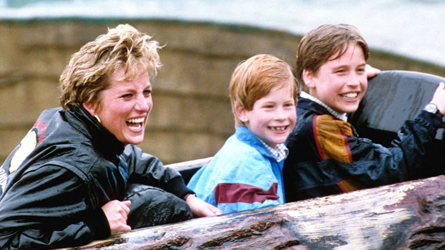 La princesa Diana, junto a sus hijos en el parque de atracciones. (Cordon Press)