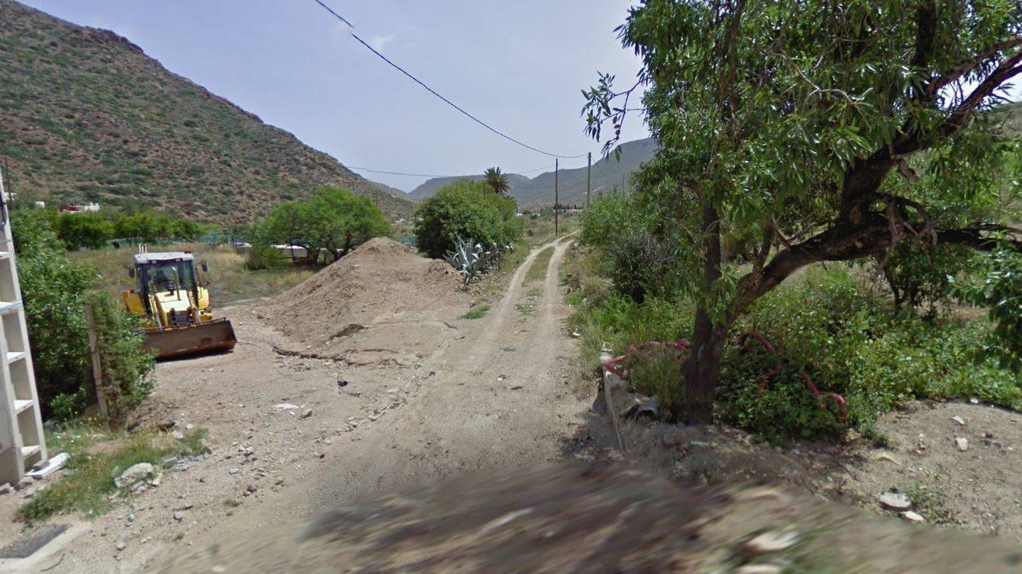Una imagen de 2011 del sendero que conecta las dos casas de la familia de Gabriel. (Foto: Google Maps)