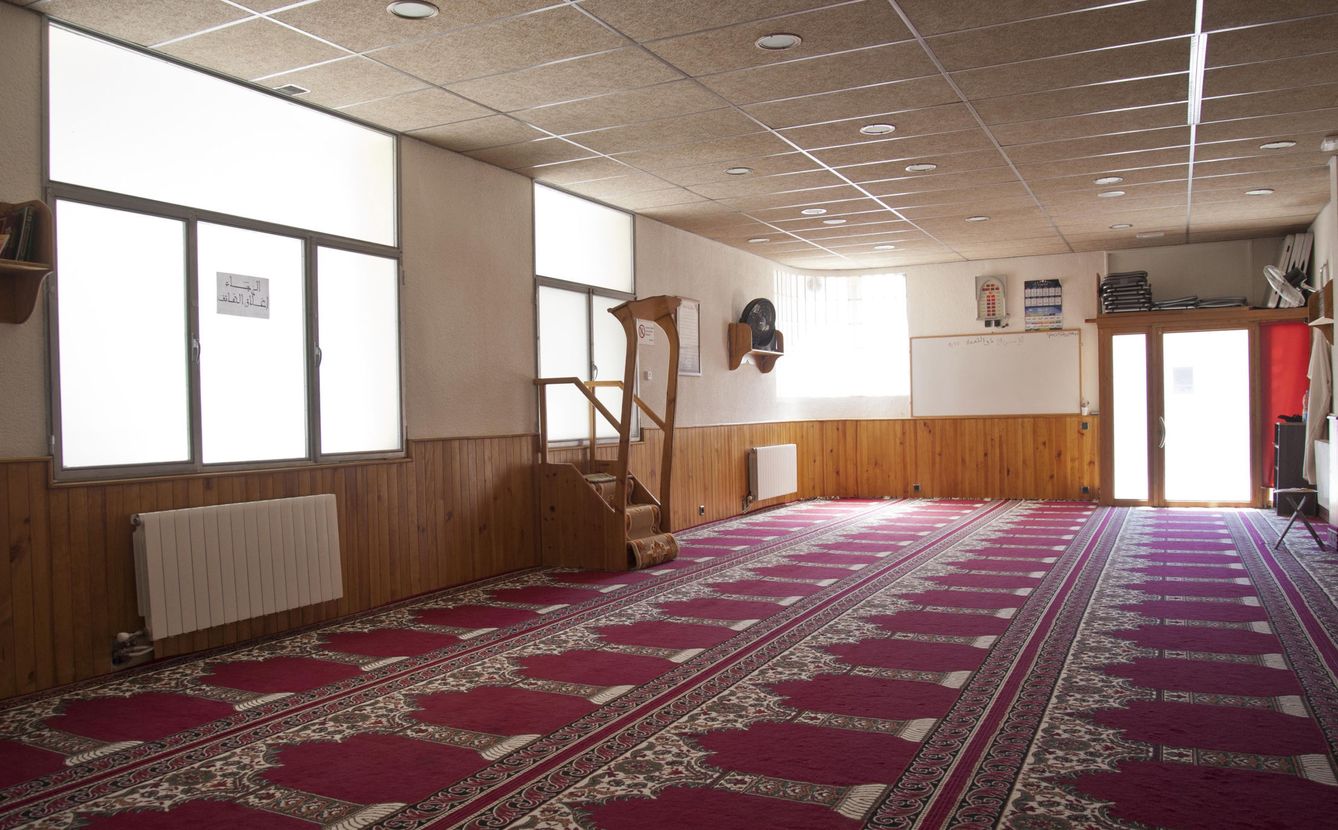 Interior de la mezquita de Ripoll donde predicaba el supuesto líder de la célula yihadista. (EFE)