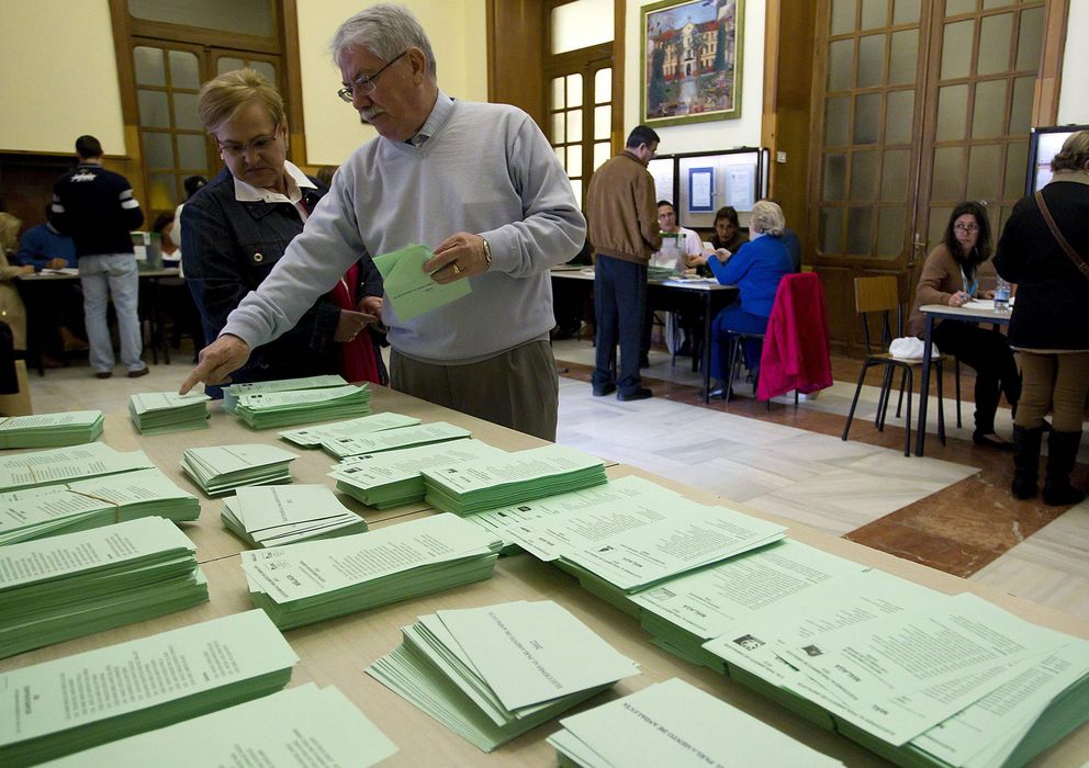 Foto: Unos electores escogen su voto en un colegio electoral de Málaga. (Efe)