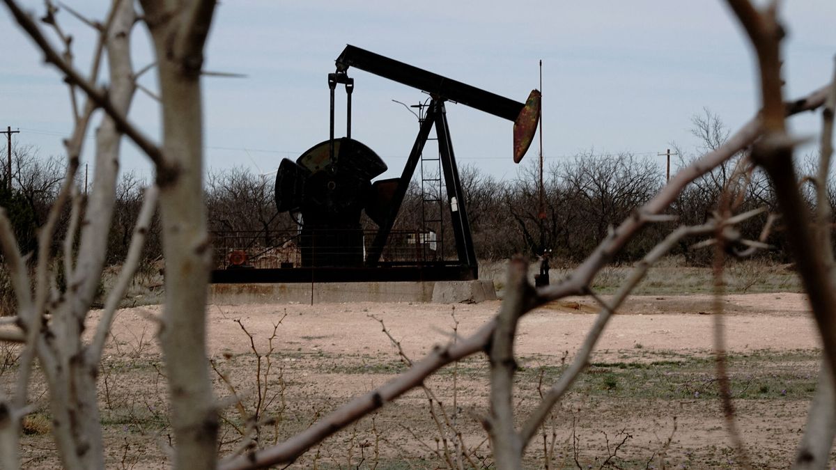 El petróleo cae un 4% después de que Arabia Saudí baje sus precios a mínimos de 2021