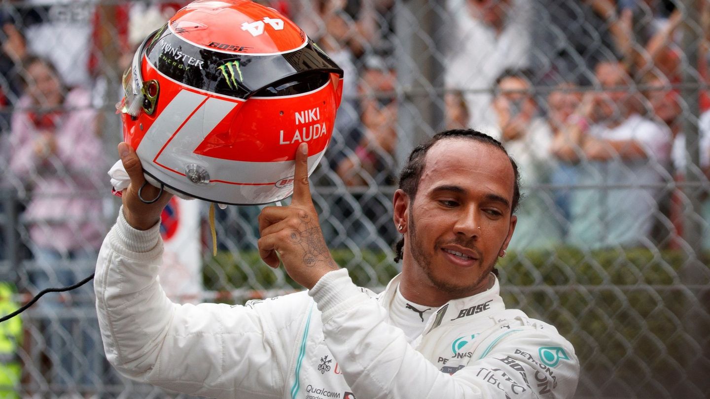 -FOTODELDIA- SUKI014. MONTECARLO (MONACO), 26 05 2019.- El corredor británico Lewis Hamilton, de la escudería Mercedes, muestra el nombre del legendario Niki Lauda, escrito en su casco, tras ganar este domingo durante el Gran Premio de Mónaco de F