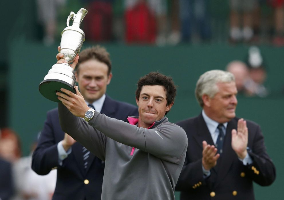 Foto: Rory Mcilroy con el 'jarrete' que le acredita como campeón el British Open (Reuters).