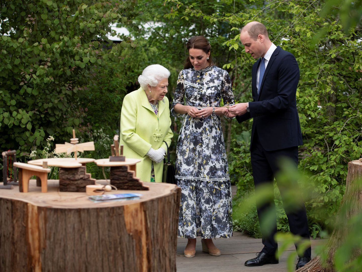 Los duques de Cambridge junto a la reina Isabel II este lunes. (Reuters)
