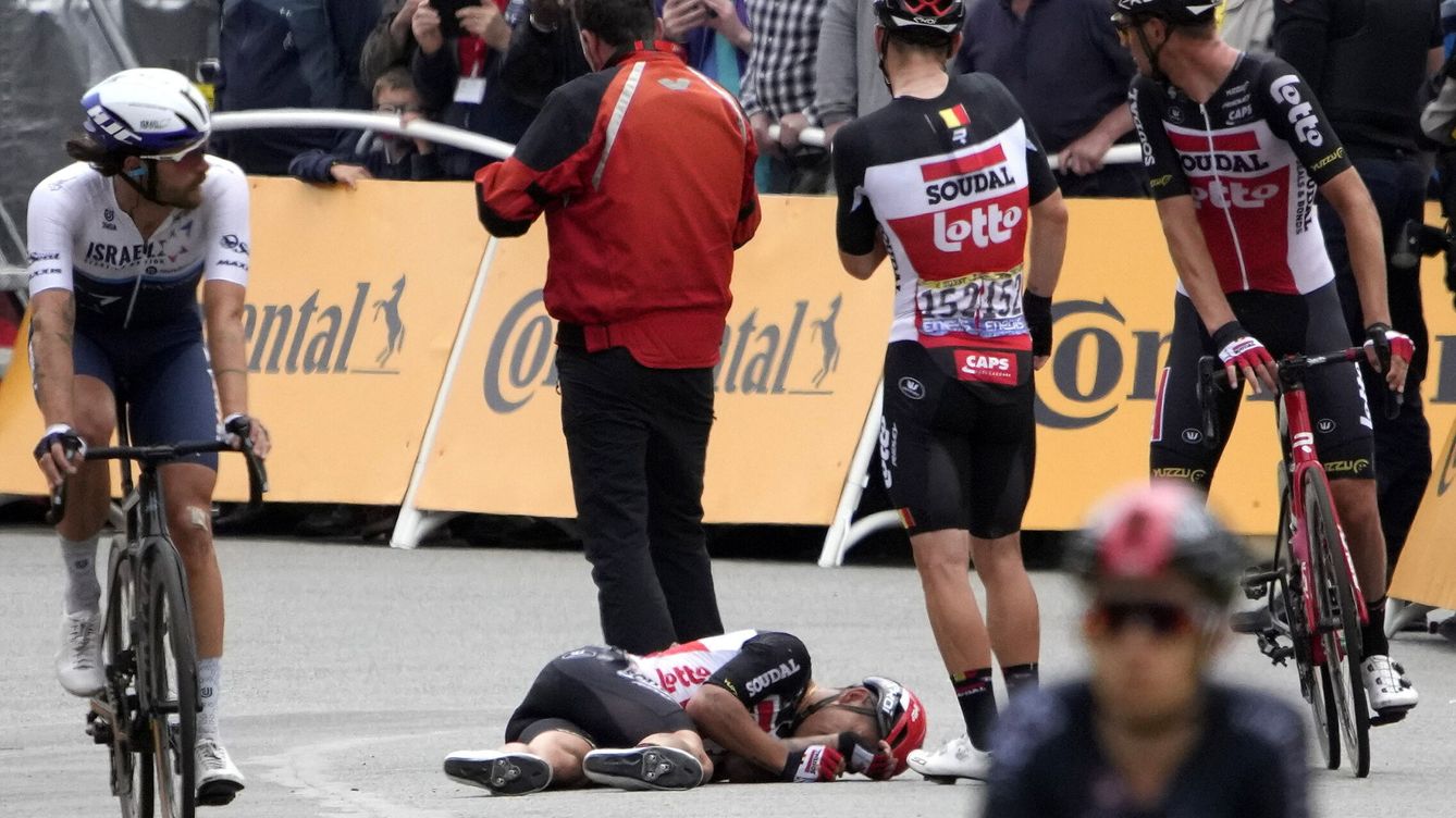 Foto: Caleb Ewan, tras protagonizar la última caída del día en el 'sprint' final. (REUTERS)