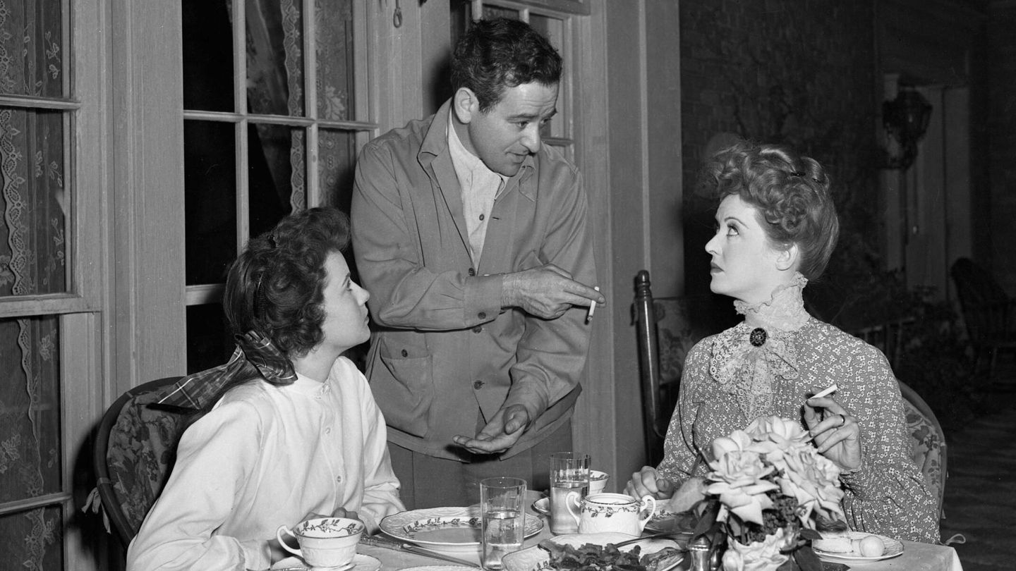 Wyler, dirigiendo a Bette Davis y Teresa Wright en 'La loba'.(CP)