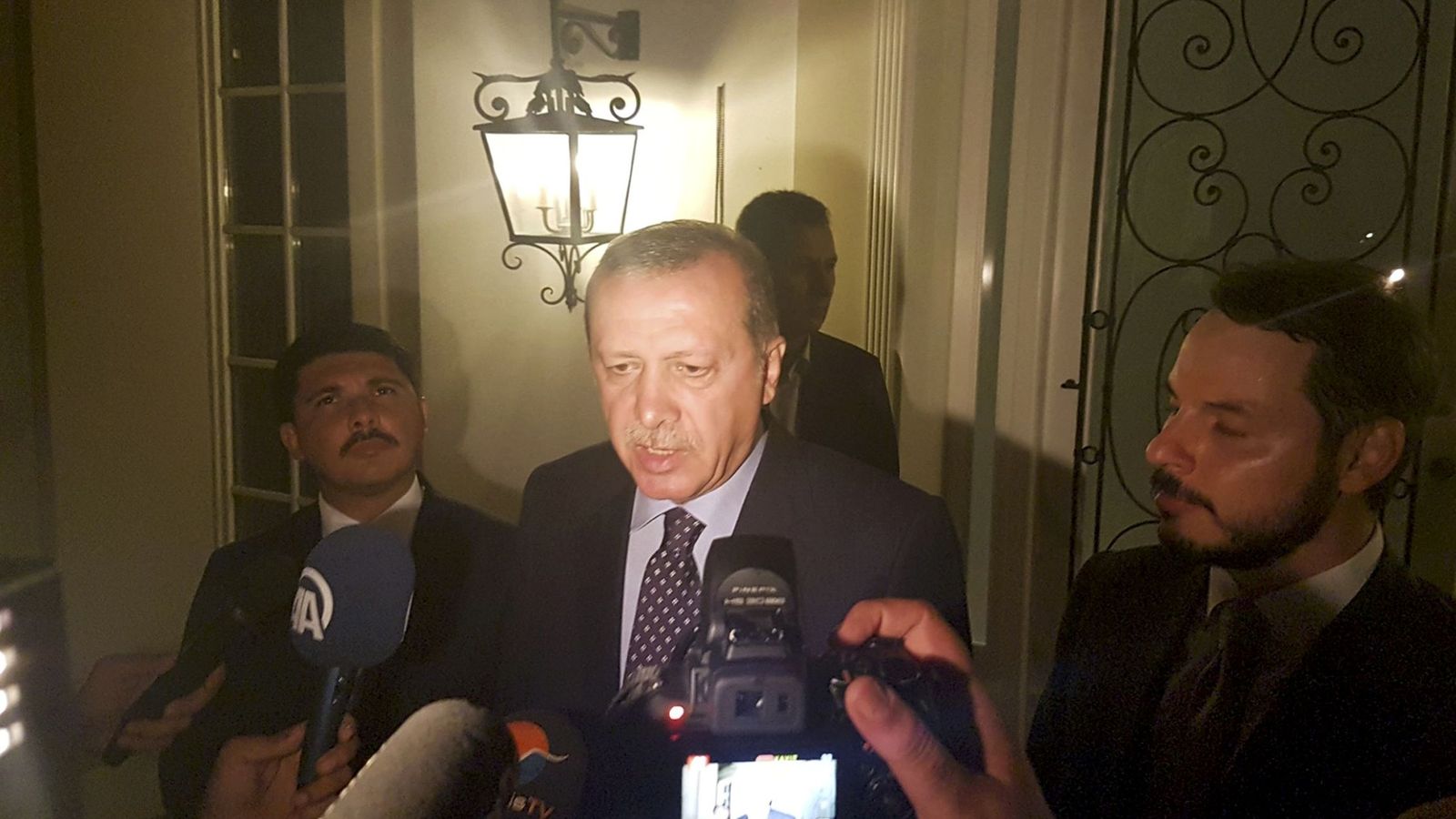 Foto: Erdogan durante una comparecencia a los medios en la noche del golpe. (Reuters)