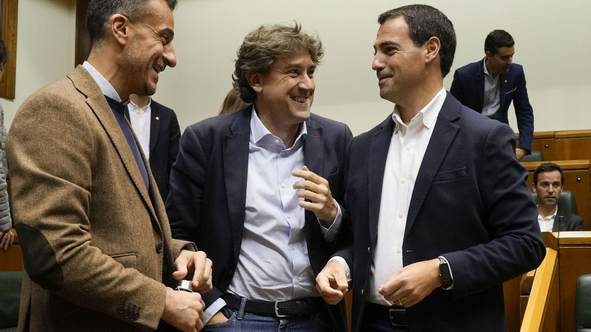 Cómo los políticos vascos dejaron de llevar corbata y lo que explica de España 