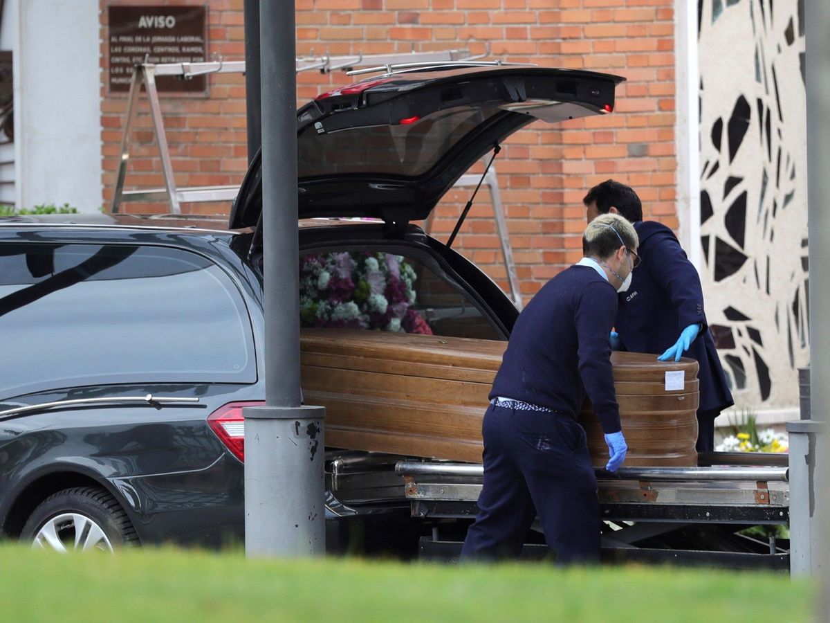 Foto: Llegada de un féretro al crematorio del cementerio de La Almudena en Madrid. (EFE)