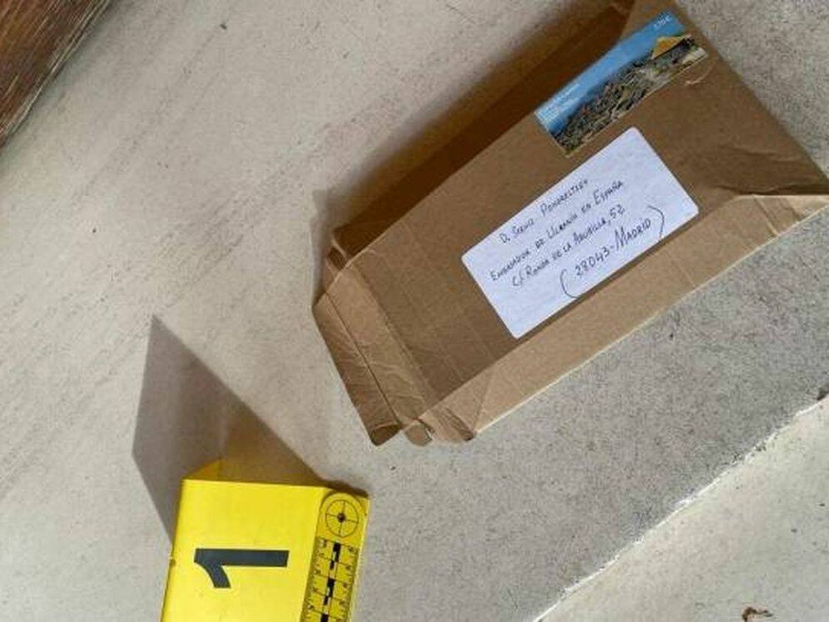 Foto: Imagen del paquete enviado a la embajada en el que iba la carta explosiva.