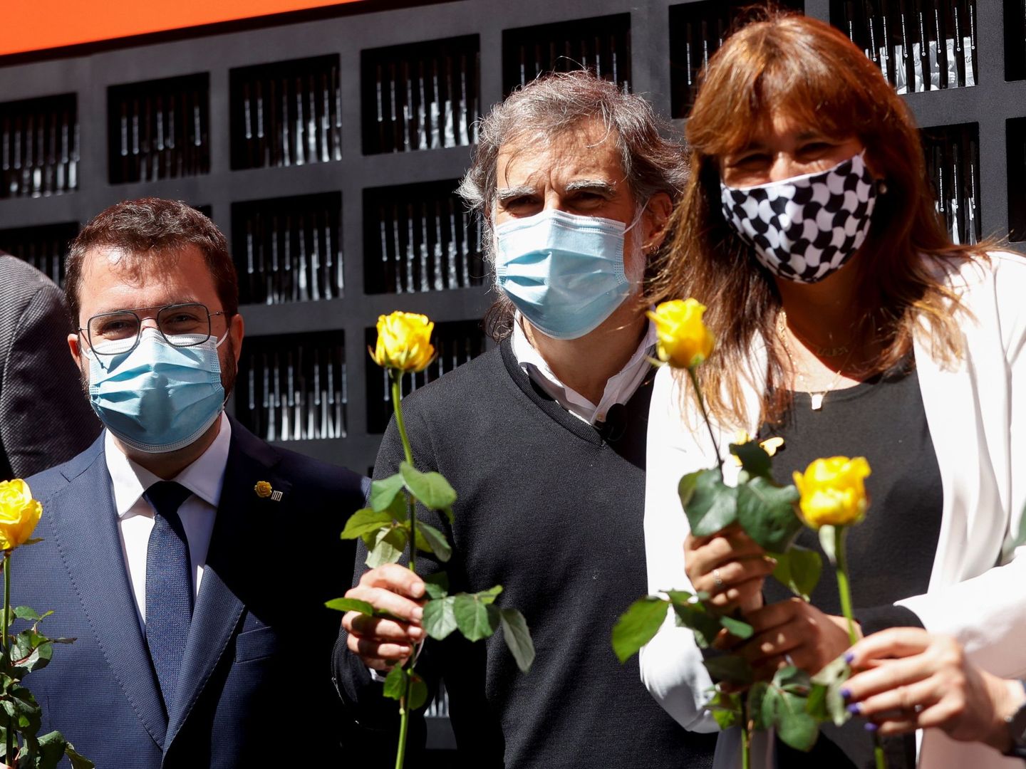 Jordi Cuixart (c), con Pere Aragonès (i) y Laura Borràs. (EFE)