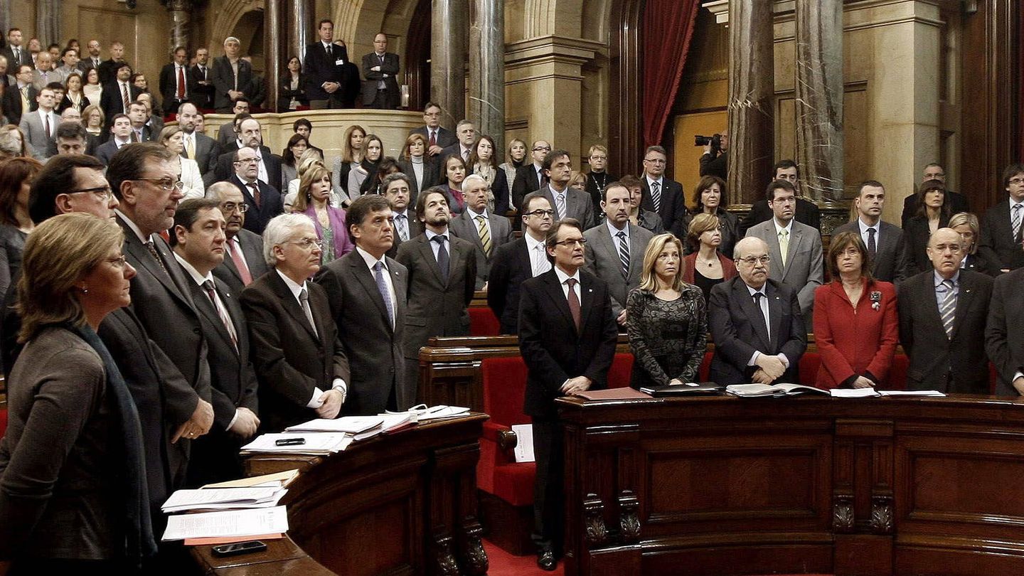 Artur Mas (c), su Gobierno y al resto del pleno del Parlament. (Efe)