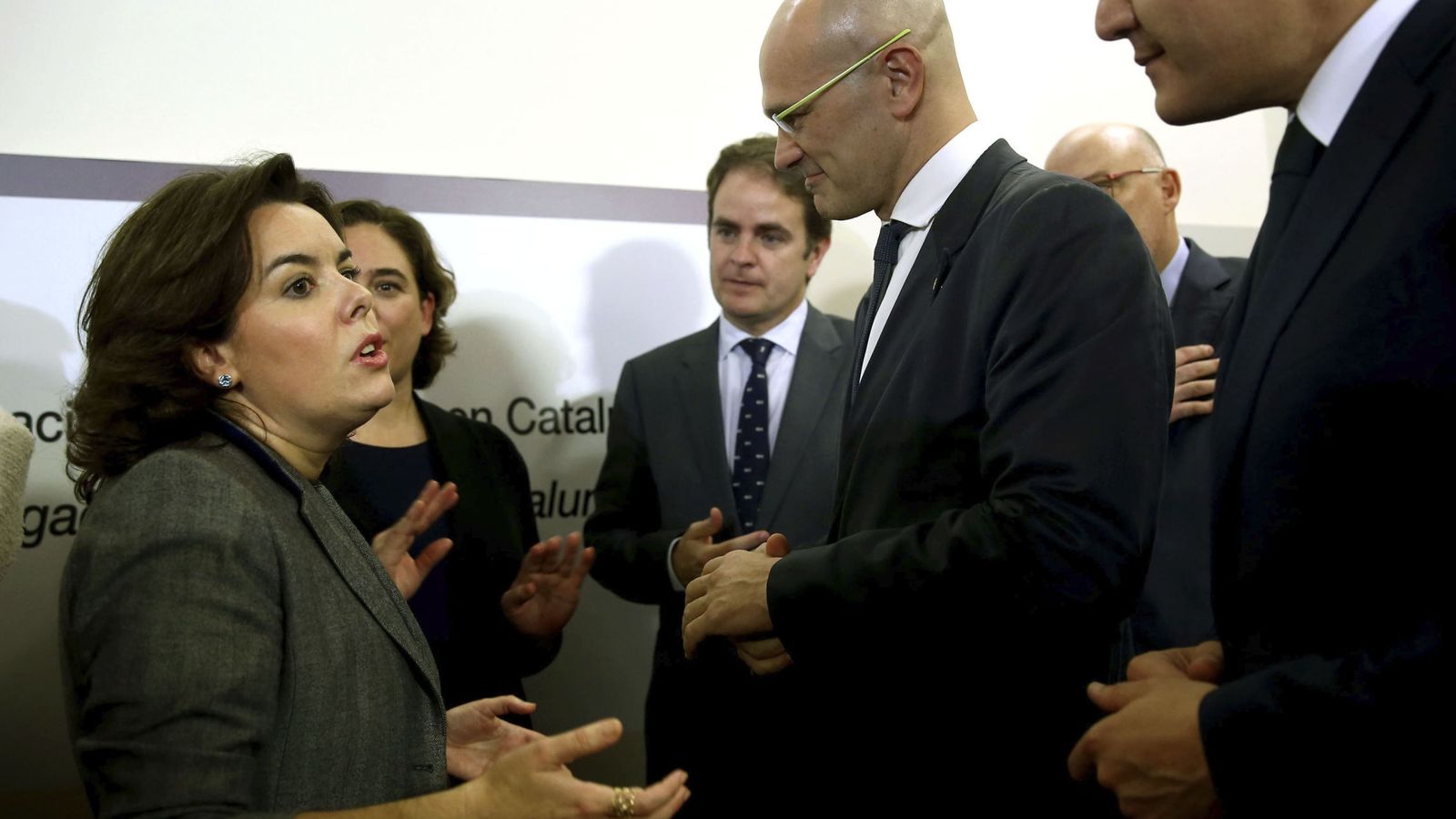 Foto: La vicepresidenta del Gobierno, Soraya Sáenz de Santamaría, conversa con el conseller de Exteriores de la Generalitat, Raül Romeva. (Efe) 
