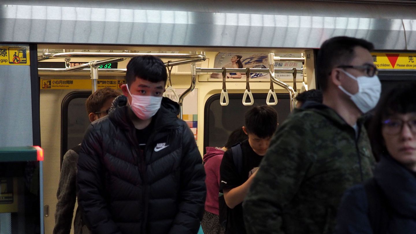 Taiwaneses llevando máscaras en el metro, ayer, 21 de enero. (EPA)