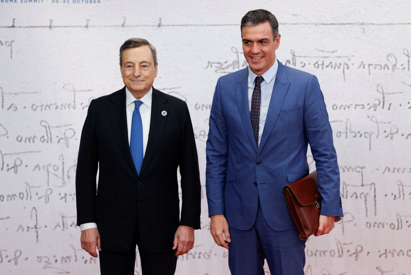 El primer ministro italiano, Mario Draghi, posa con el presidente Sánchez a su llegada al G20. (Reuters)