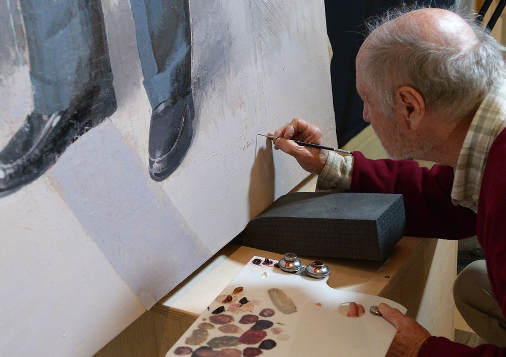 Foto: El pintor manchego en el momento de la firma del cuadro, cuatro de noviembre de 2014, en los talleres de Palacio Real. (PN)
