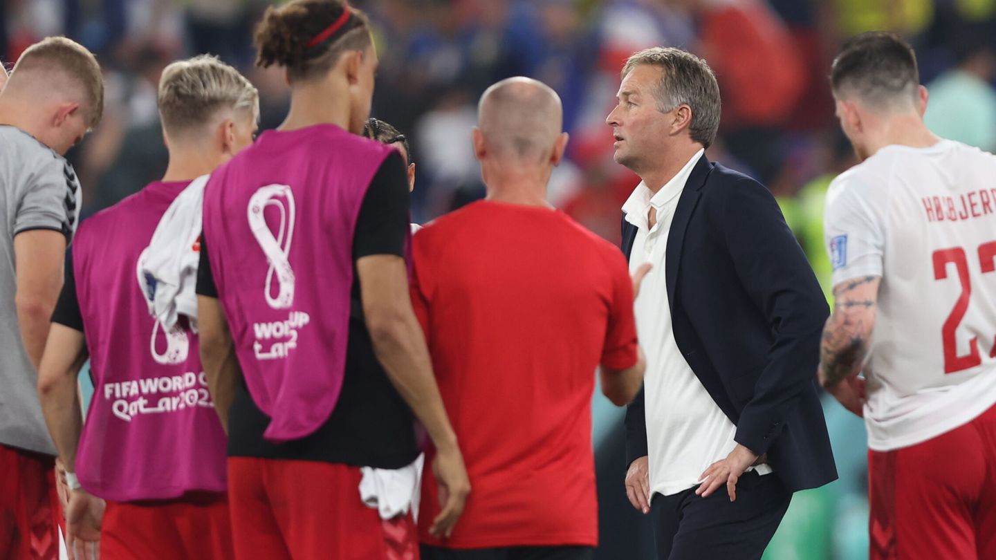 Hjulmand, seleccionador de Dinamarca, da instrucciones a los jugadores durante el Mundial de Qatar.