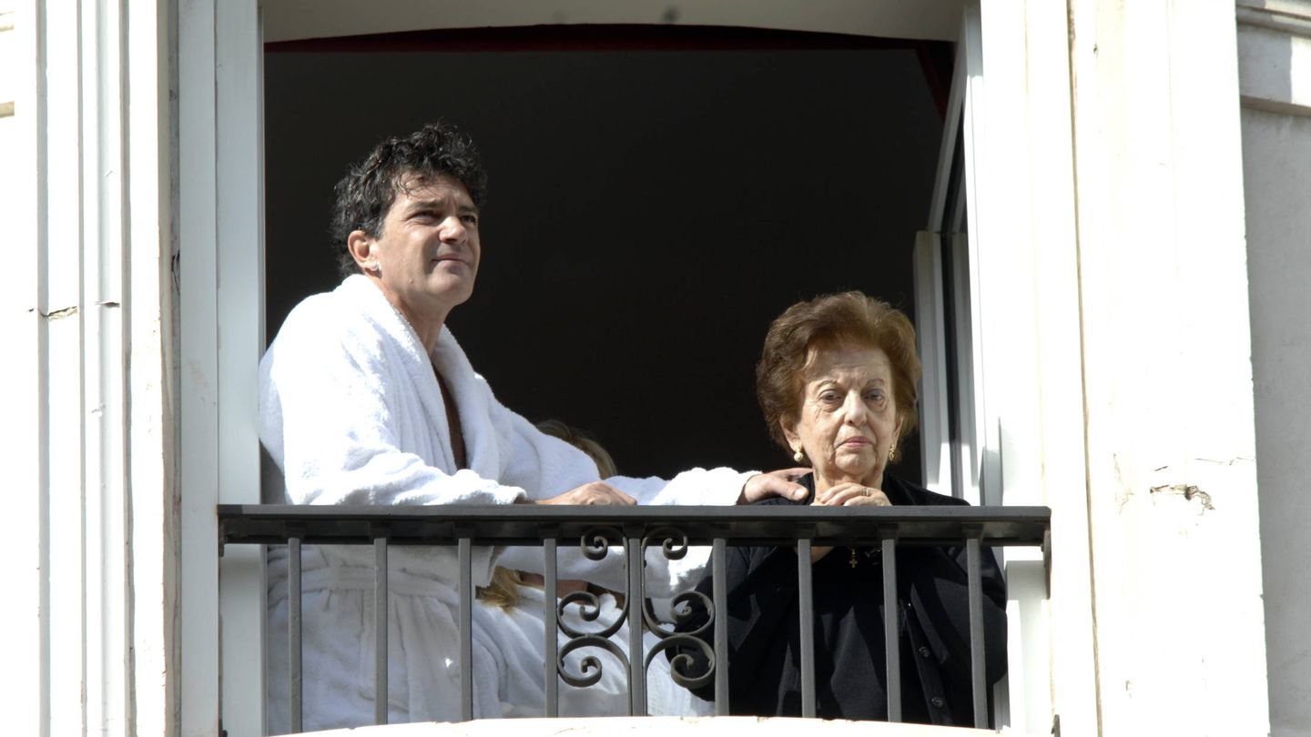 Antonio Banderas junto a su madre, Ana, en la semana santa malagueña. (Gtres)