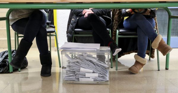 Foto: Tres miembros de una mesa electoral custodian una urna durante las elecciones. (Reuters)