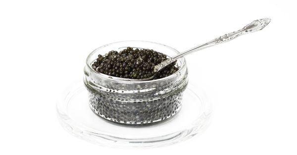 Foto: Caviar negro servido con cuchara de plata. (iStock)