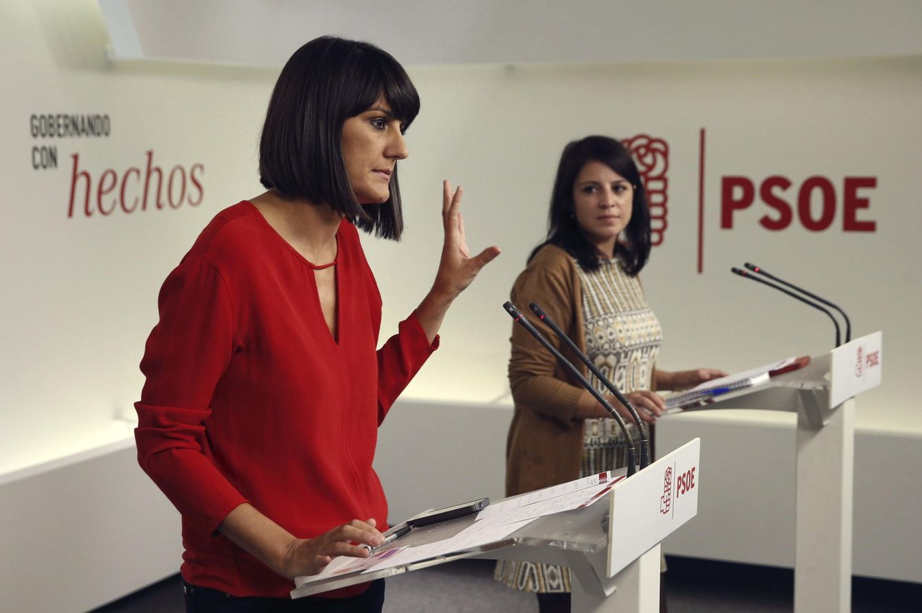 La portavoz del Comité Electoral del PSOE, María González Veracruz, y la vicecoordinadora, Adriana Lastra. (EFE)