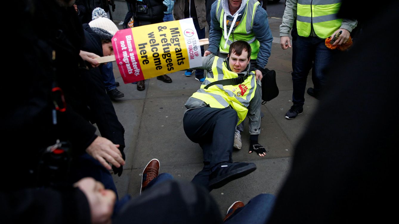 Foto: Manifestantes a favor y en contra del Brexit se enfrentan durante una manifestación en el centro de Londres. (Reuters)