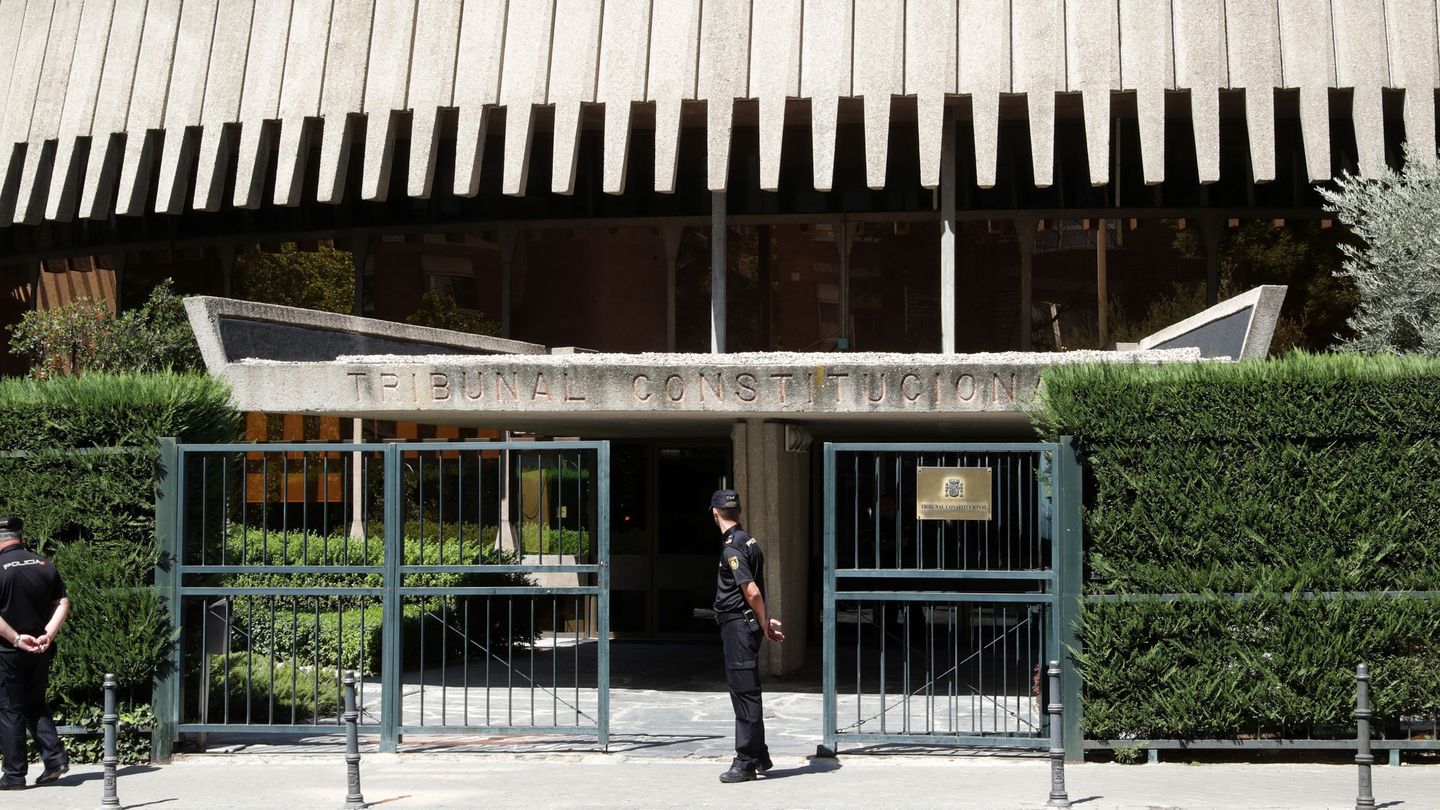 Entrada al edificio del TC, que ha suspendido la Ley de Transitoriedad catalana. (EFE/Zipi)