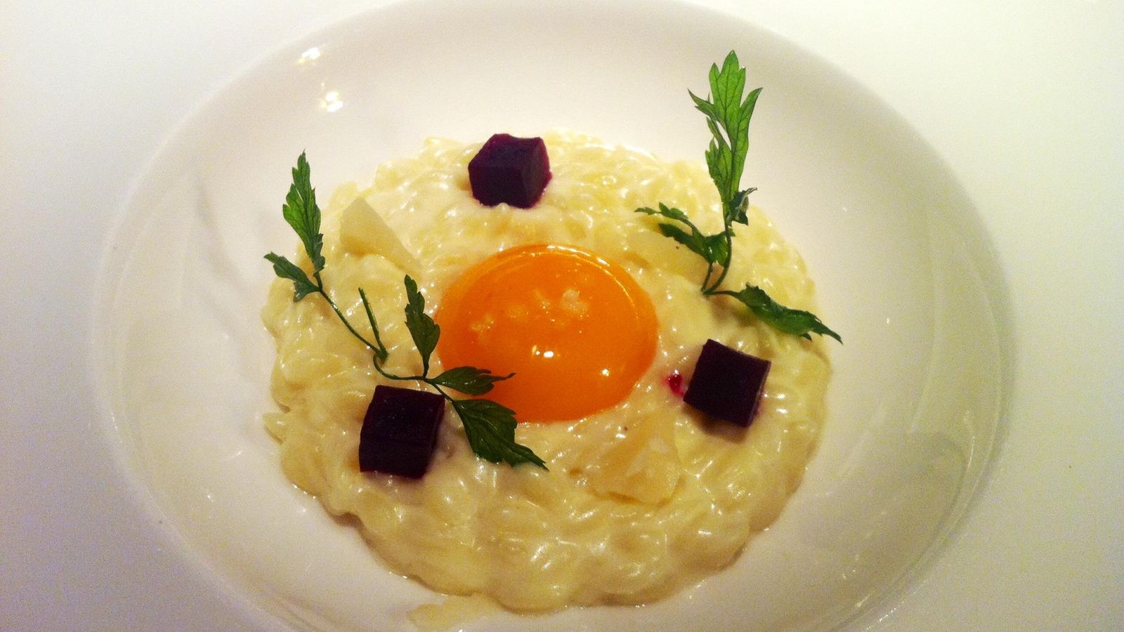Foto: Puntalette con crema de parmesano, yema de huevo trufado y remolacha