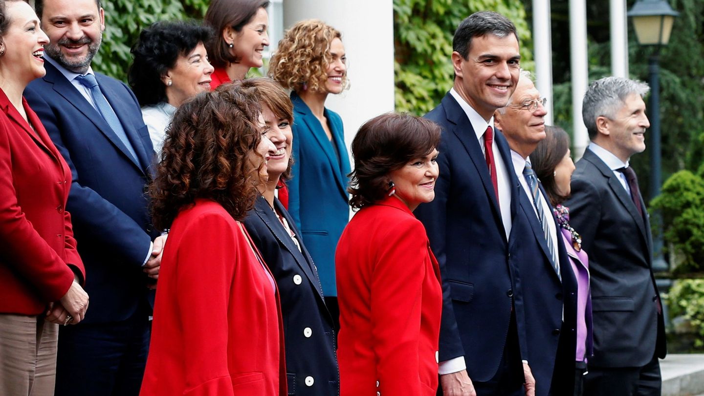 El presidente del Gobierno, Pedro Sánchez, posa para la foto de familia con el resto del Ejecutivo. (EFE)