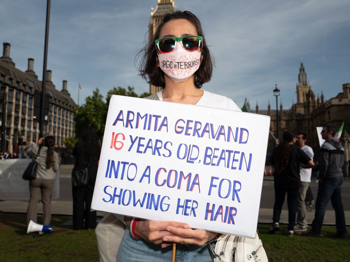 Foto: Una protesta en Londres contra la agresión de Armita Geravand. (Europa Press)