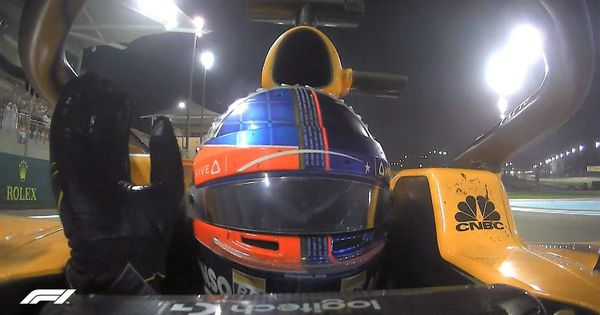 Foto: Fernando Alonso en la vuelta de honor tras el GP de Abu Dabi. (@F1)