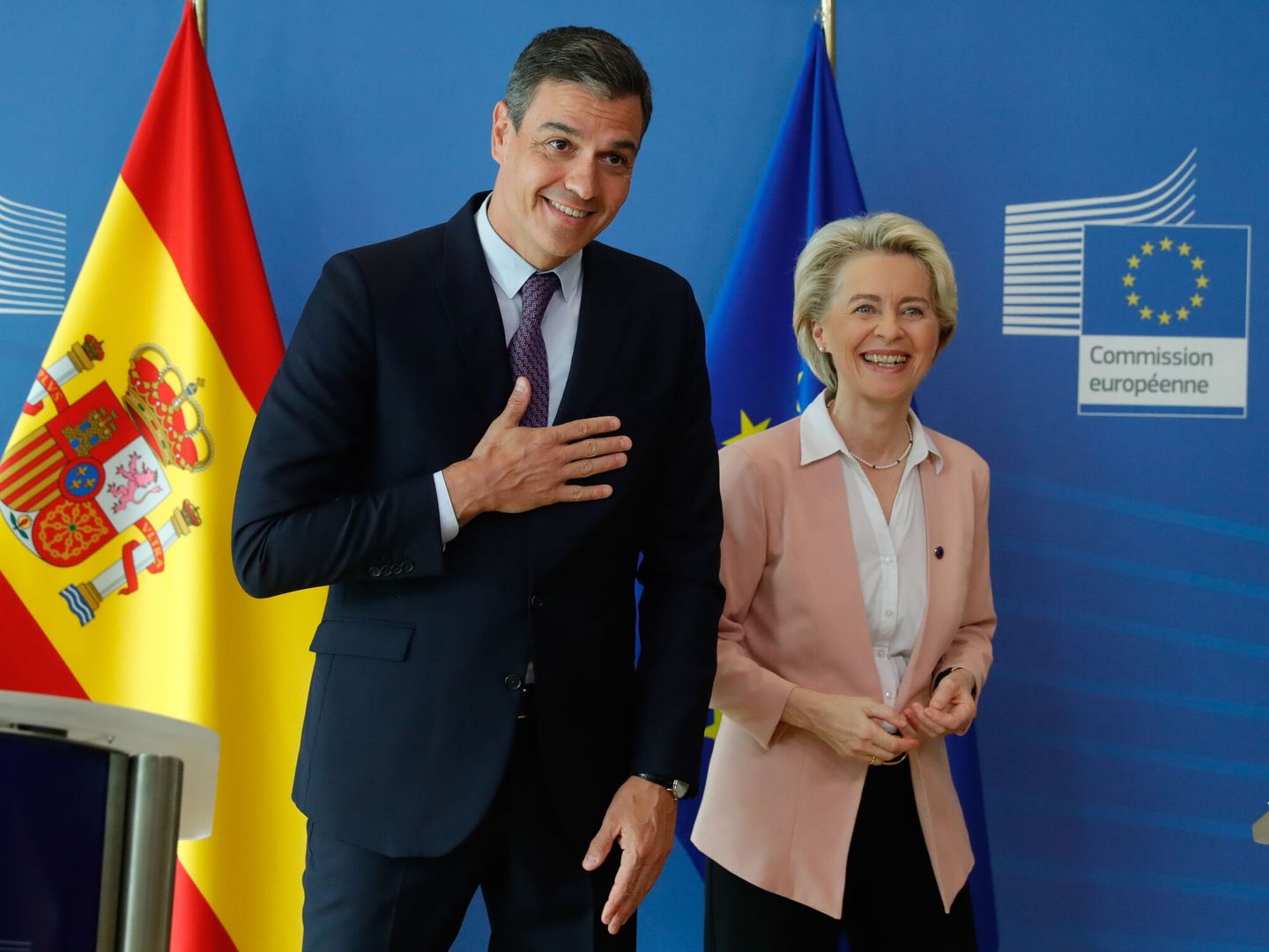 Sánchez antes de una de sus reuniones con la presidenta de la Comisión Europea. (EFE)