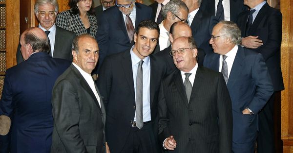 Foto: Foto de archivo de Pedro Sánchez junto a Antoni Brufau y otros empresarios. (EFE)