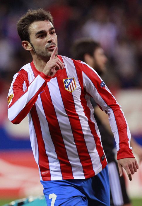 Foto: Adrián celebra uno de sus goles con la camiseta del Atleti (Efe).