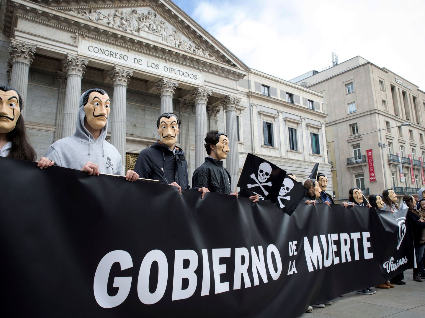 La Asociación Española de Abogados Cristianos participa en una concentración convocada ante el Congreso en rechazo a la ley de eutanasia. (EFE)